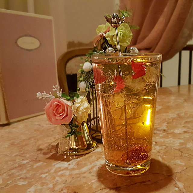 There are actual gold flakes in here!